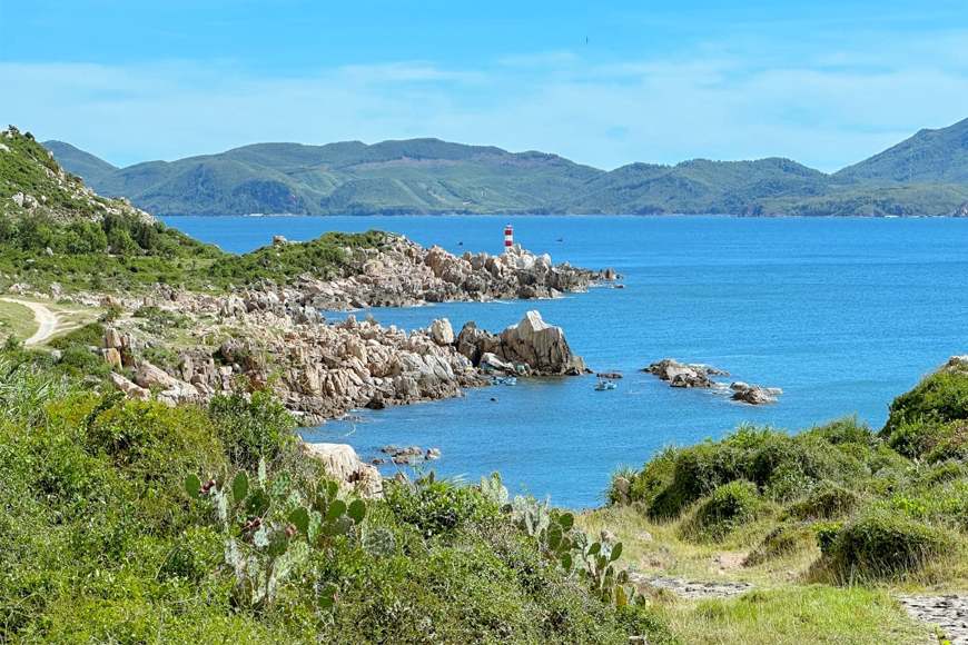 Khu vực cắm trại lý tưởng xung quanh hải đăng Gành Đèn. Ảnh: Sưu tầm