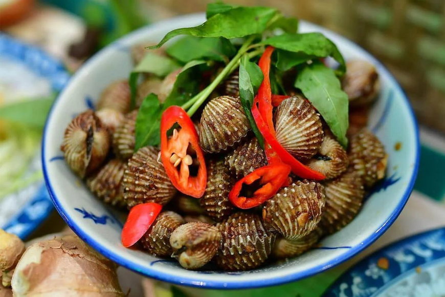Thưởng thức sò huyết đầm Ô Loan. Ảnh: Sưu tầm