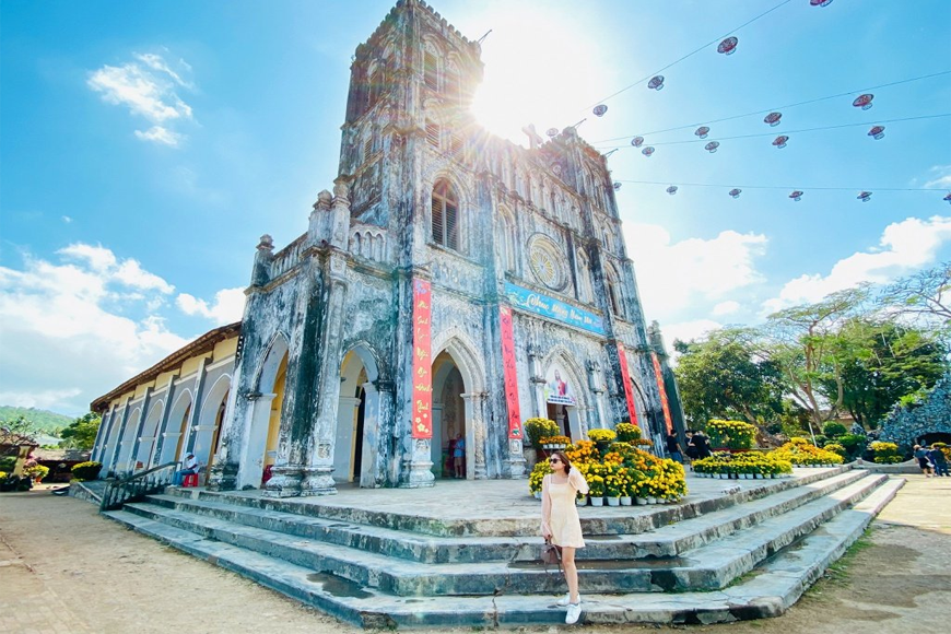 Check in trước nhà thờ. Ảnh: Sưu tầm