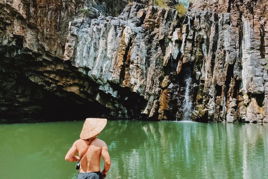 Hòa mình trong làn nước mát lạnh trong xanh tại Vực Song - Vực Hòm. Ảnh: Sưu tầm