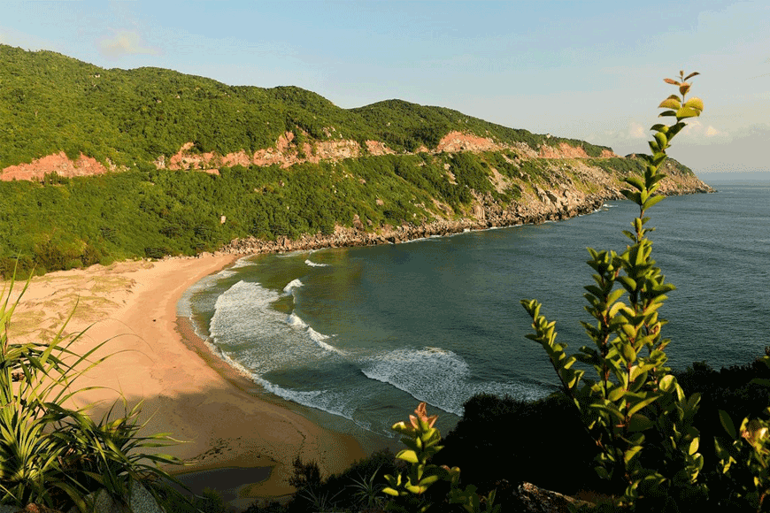 Bãi biển nổi bật dưới chân hải đăng Mũi Điện. Ảnh: Sưu tầm