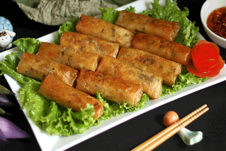 Thưởng thức món chả dông độc lạ. Ảnh: Sưu tầm