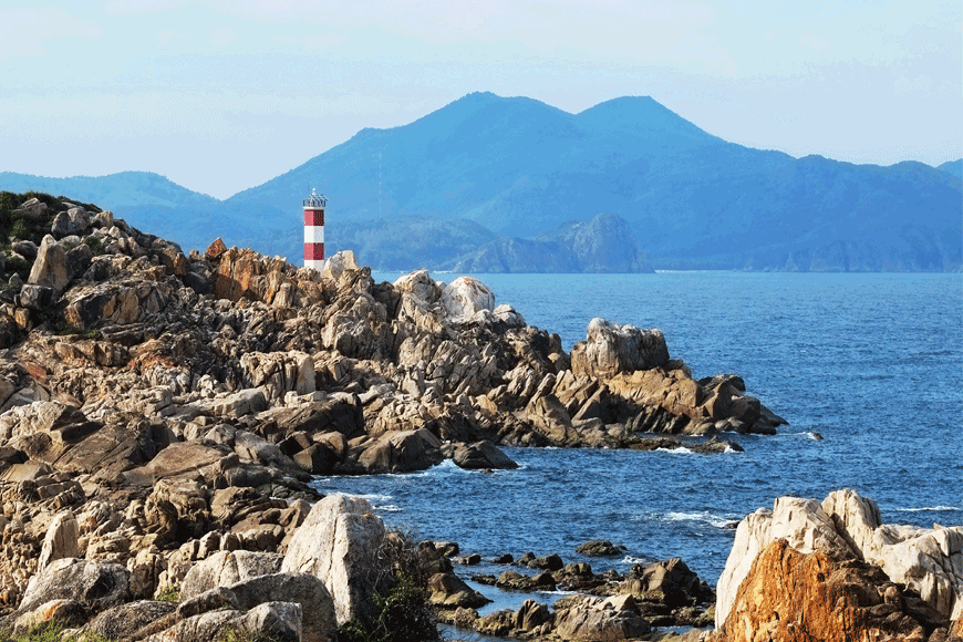 Tận hưởng vẻ đẹp hải đăng Gành Đèn. Ảnh: Sưu tầm