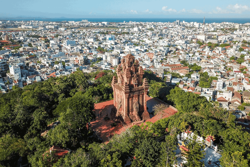 Ngằm nhìn toàn cảnh thành phố từ Tháp Nhạn. Ảnh: Sưu tầm