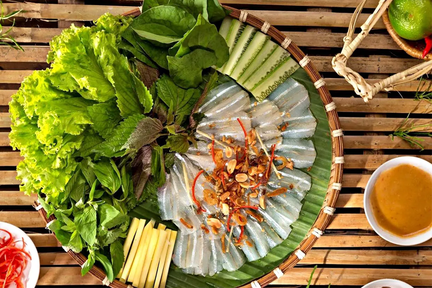 Chế biến cẩn thận để có món gỏi cá hấp dẫn. Ảnh: Sưu tầm