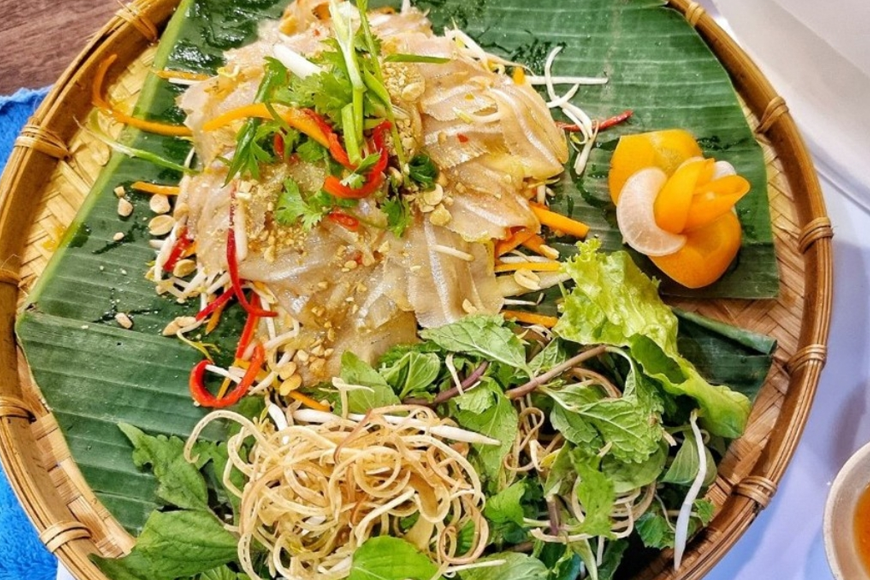 Thưởng thức gỏi cá mai. Ảnh: Sưu tầm