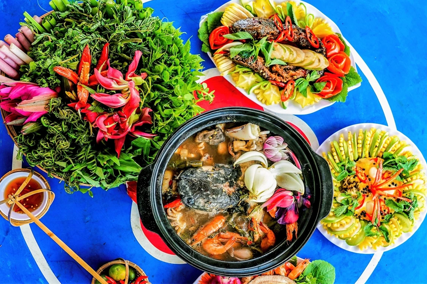 Thưởng thức lẩu mắm U Minh hấp dẫn. Ảnh: Sưu tầm