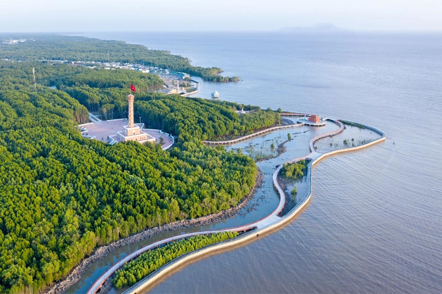 Tham quan khu du lịch Mũi Cà Mau. Ảnh: Sưu tầm