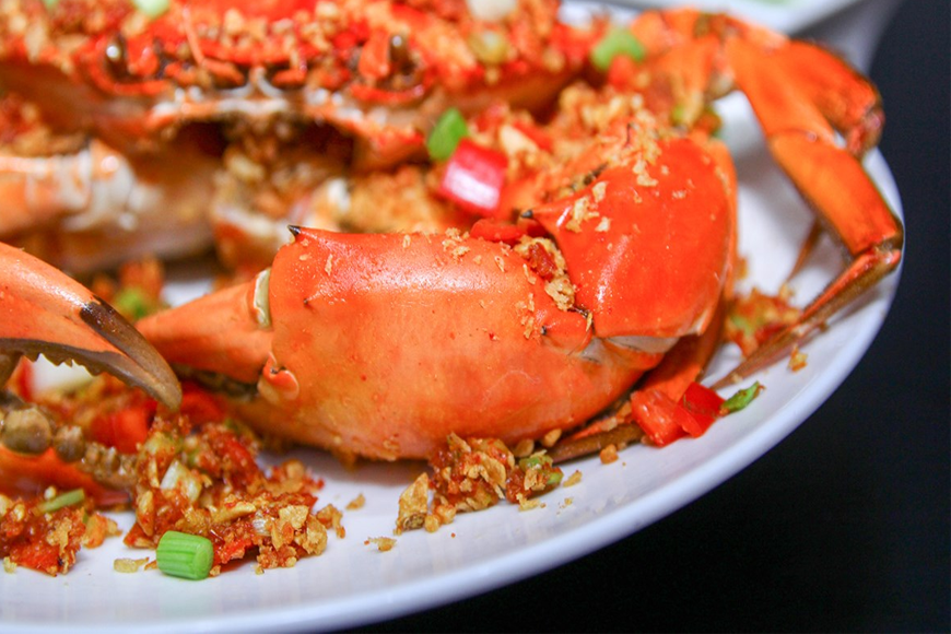 Thưởng thức cua Cà Mau mắm tỏi hấp dẫn. Ảnh: Sưu tầm