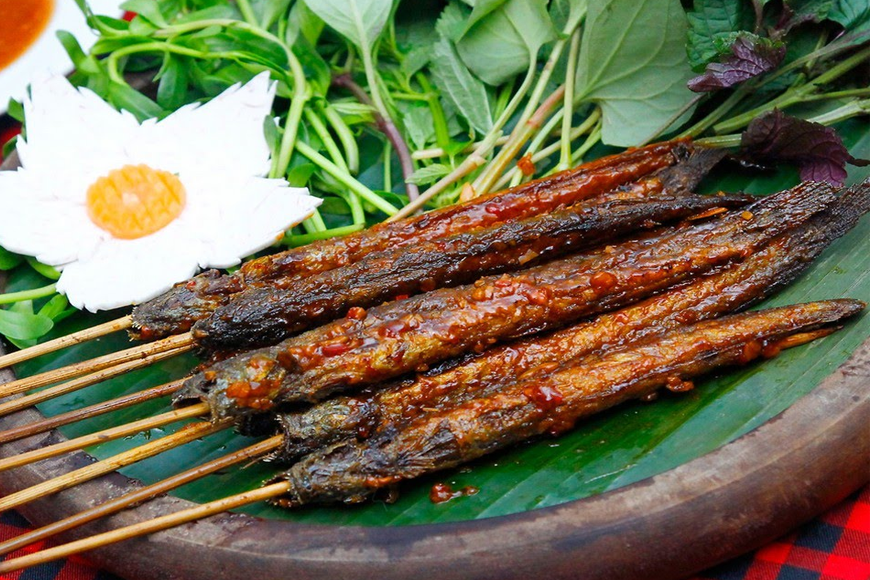 Thưởng thức cá thòi lòi nướng muối ớt. Ảnh: Sưu tầm