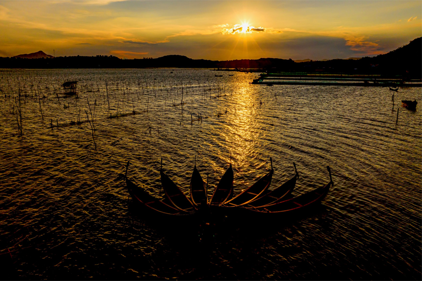 Vẻ đẹp tĩnh lặng đầm Ô Loan khi hoàng hôn xuống. Ảnh: Sưu tầm