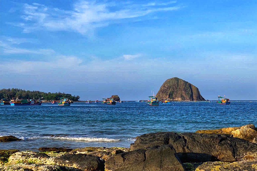 Đi thuyền thúng khám phá Hòn Yến. Ảnh: Sưu tầm