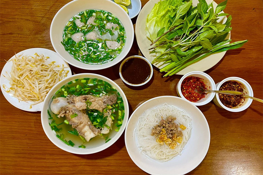 Thưởng thức đặc sản phở khô Gia Lai. Ảnh: Sưu tầm