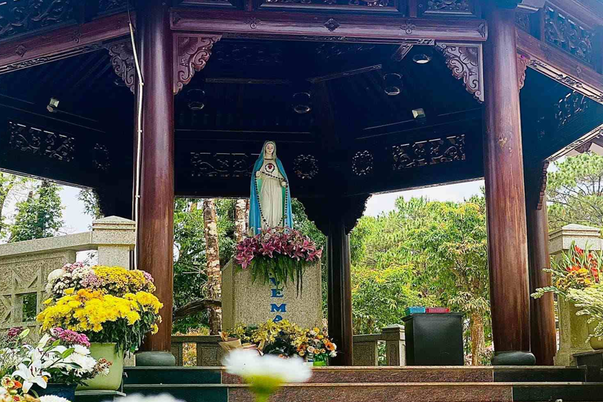 Ghé thăm tượng Đức Mẹ. Ảnh: Sưu tầm