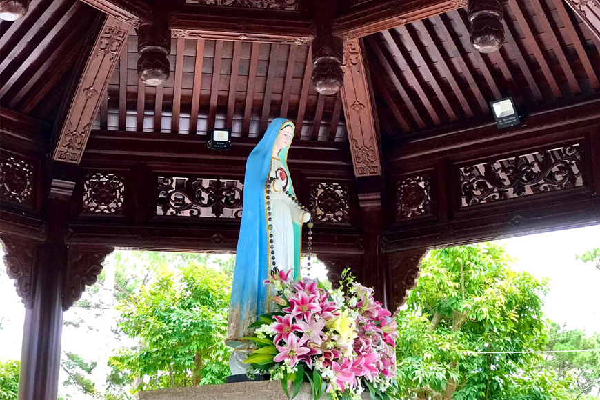 Ghé thăm tượng Đức Mẹ Măng Đen. Ảnh: Sưu tầm