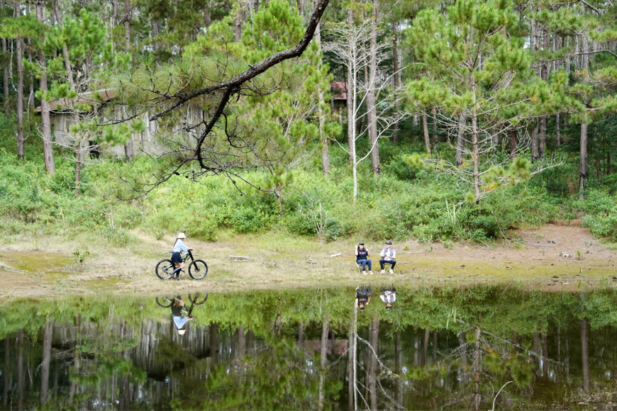Dừng chân bên hồ. Ảnh: Sưu tầm