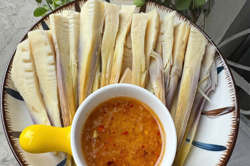 Măng vầu chấm mẻ chưng thơm ngon. Ảnh: Sưu tầm