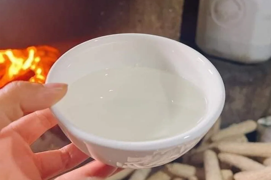 Thưởng thức rượu men lá truyền thống. Ảnh: Sưu tầm