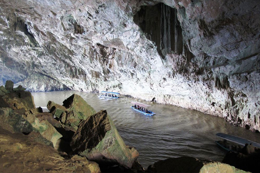 Khám phá động bằng xuồng máy. Ảnh: Sưu tầm