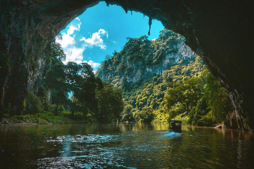 Trải nghiệm ngồi thuyền khám phá động. Ảnh: Sưu tầm