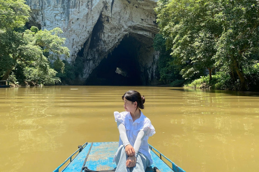 Check in trước cửa động. Ảnh: Sưu tầm