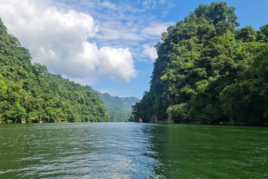 Tham quan hồ Ba Bể. Ảnh: Sưu tầm