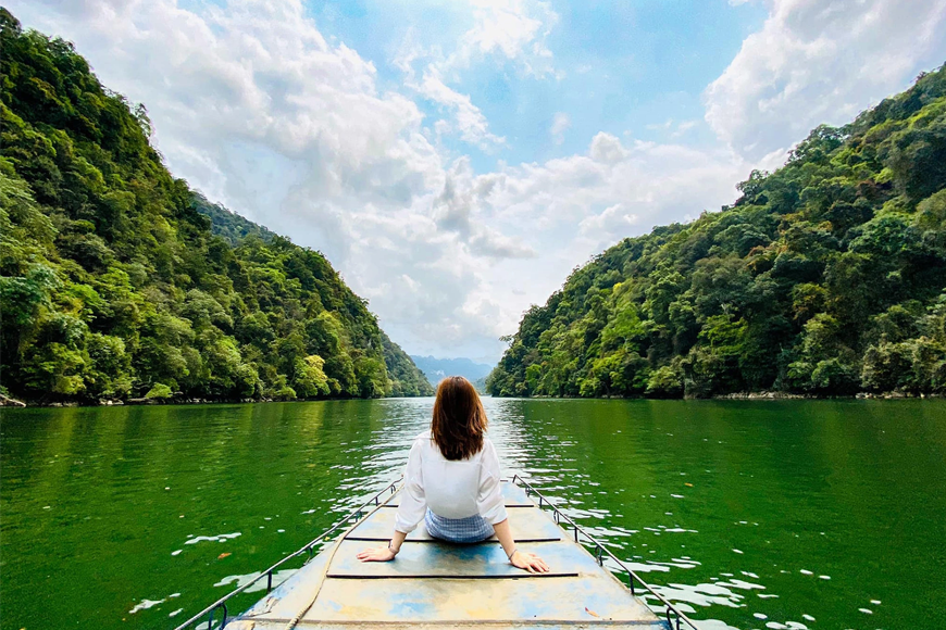 Di chuyển trên hồ bằng thuyền máy. Ảnh: Sưu tầm