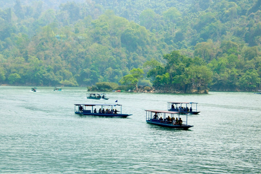 Khám phá hồ Ba Bể bằng thuyền máy. Ảnh: Sưu tầm