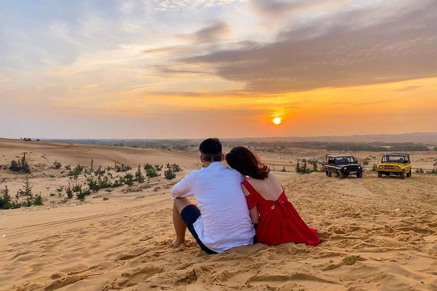 Ngắm nhìn hoàng hôn đồi cát Nam Cương. Ảnh: Sưu tầm