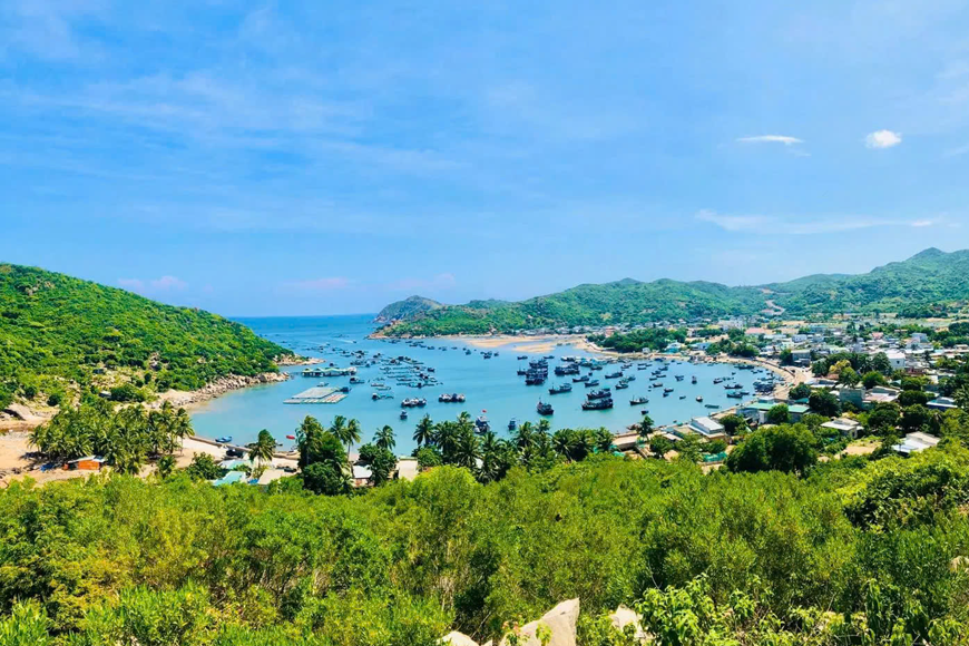 Chinh phục vẻ đẹp yên bình tại vịnh Vĩnh Hy. Ảnh: Sưu tầm