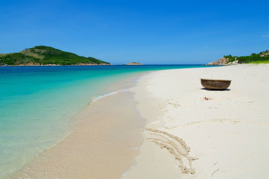 Bãi biển Ninh Chữ hiền hòa. Ảnh: Sưu tầm