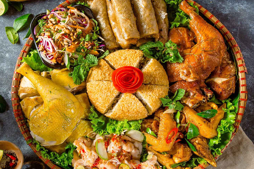 Thưởng thức gà cùng rượu men lá chuẩn vị. Ảnh: Sưu tầm