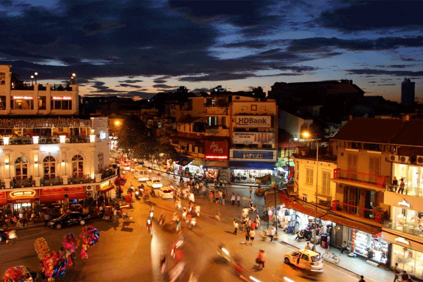 Sử dụng nhiều phương tiện khác nhau để du lịch Hà Nội mùa thu. Ảnh: Sưu tầm