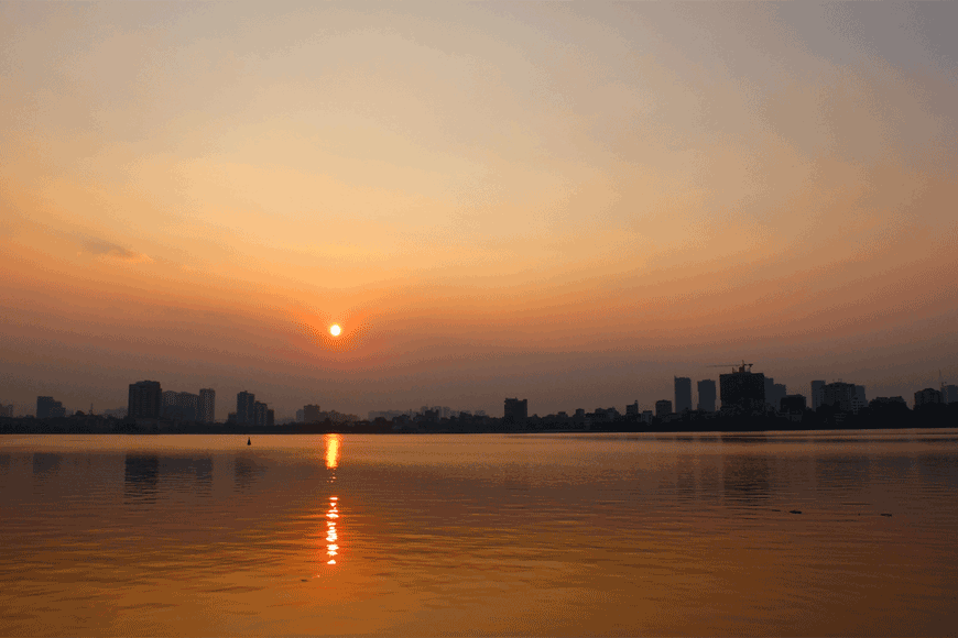 Chiêm ngưỡng hoàng hôn hồ Tây. Ảnh: Sưu tầm