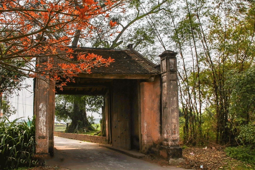 Tham quan làng cổ Đường Lâm. Ảnh: Sưu tầm