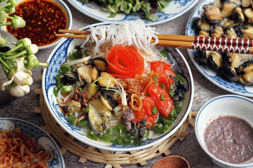 Thưởng thức bát bún ốc nóng. Ảnh: Sưu tầm