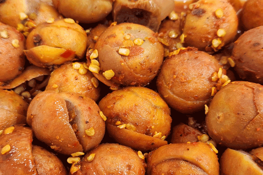 Sấu chín dầm muối ớt thơm ngon. Ảnh: Sưu tầm