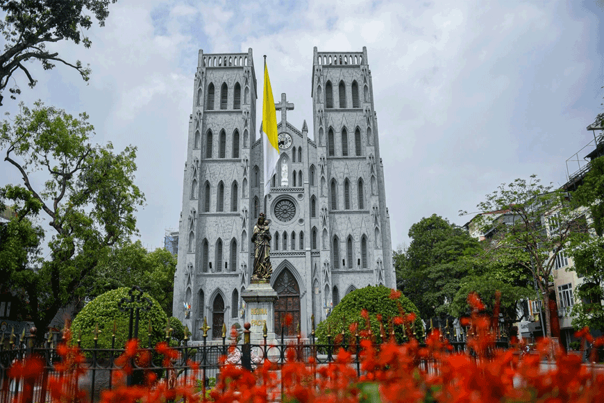 Tận hưởng không khí mùa thu tại Nhà thờ lớn. Ảnh: Sưu tầm