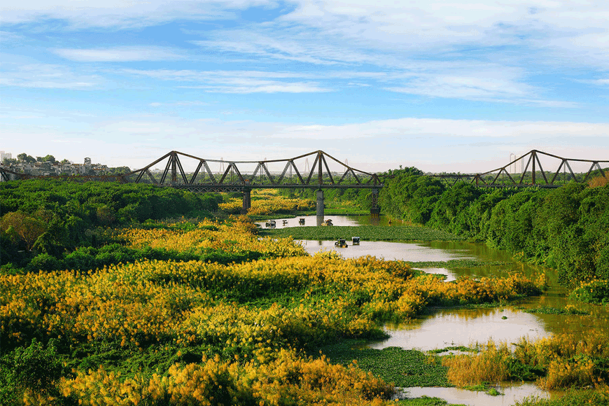 Vẻ đẹp lãng mạn tại cầu Long Biên mùa thu. Ảnh: Sưu tầm