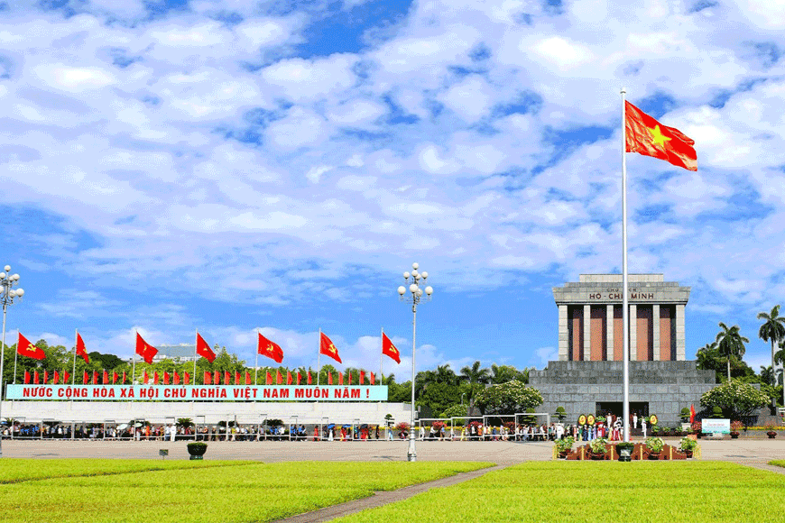 Quảng trường thoáng đãng trong ngày thu. Ảnh: Sưu tầm