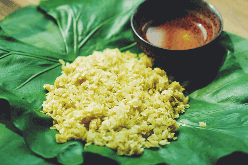 Thưởng thức từng hạt cốm dẻo thơm. Ảnh: Sưu tầm