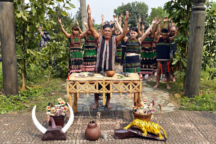 Lễ cúng cổng bon làng