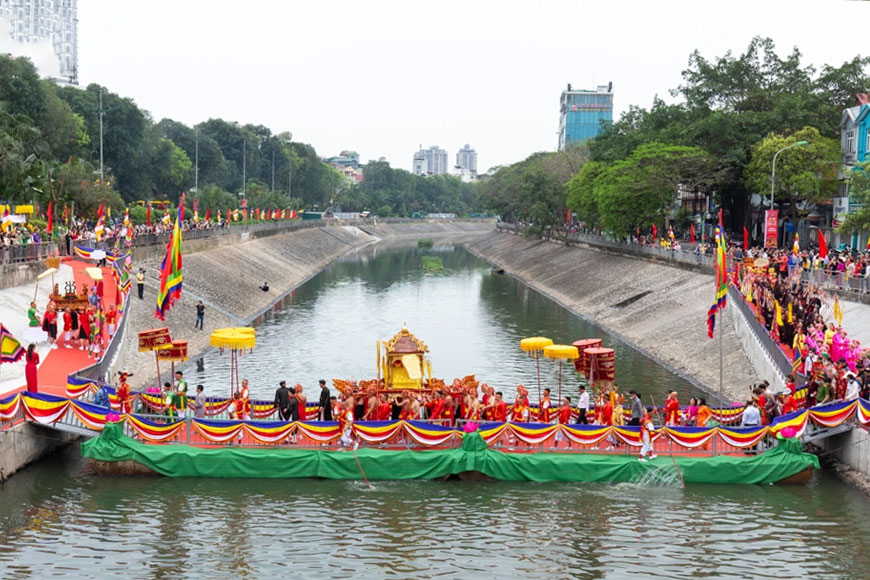 Lễ rước bát hương đón Thần Rắn về làng