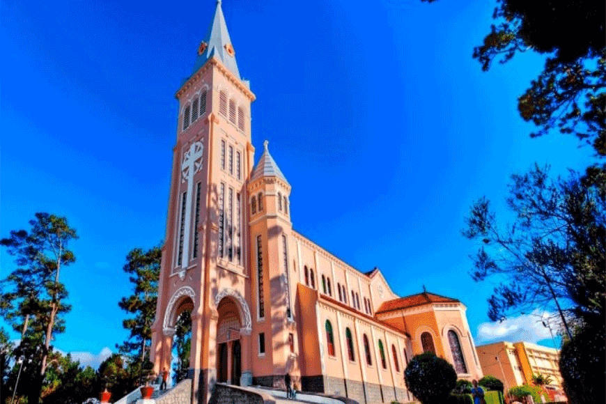 Tham quan Nhà thờ Chính tòa Đà Lạt. Ảnh: sưu tầm