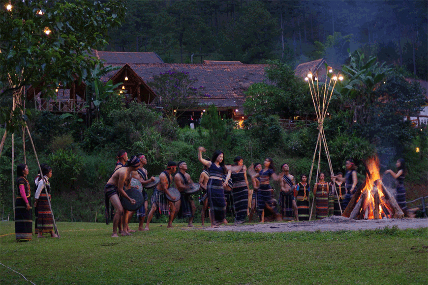 Hoạt động giao lưu thú vị tại làng Cù Lần. Ảnh: sưu tầm