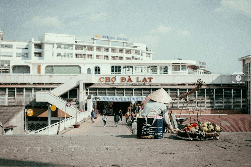 Tham quan, mua sắm tại chợ Đà Lạt. Ảnh: sưu tầm