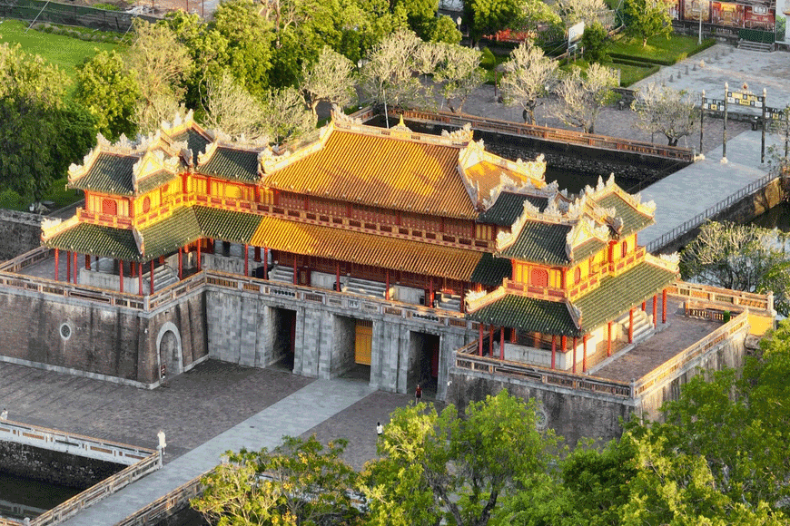 Cổng Ngọ Môn nổi bật, đón du khách vào trong Đại Nội. Ảnh: sưu tầm