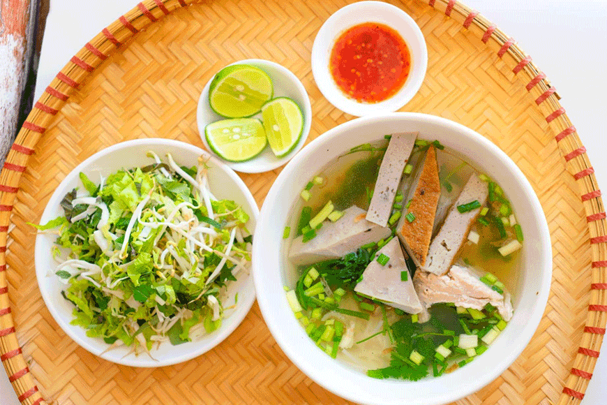 Thưởng thức món bún chả cá đặc sản. Ảnh: sưu tầm