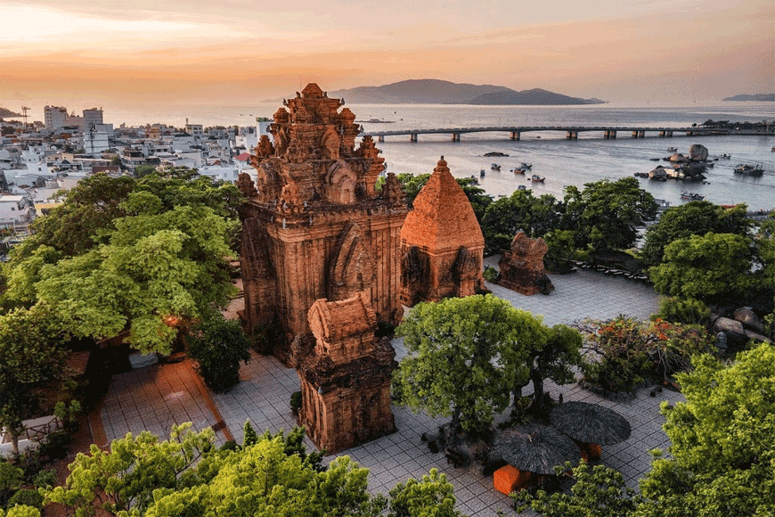 Quần thể Tháp Bà Ponagar nổi bật. Ảnh: sưu tầm