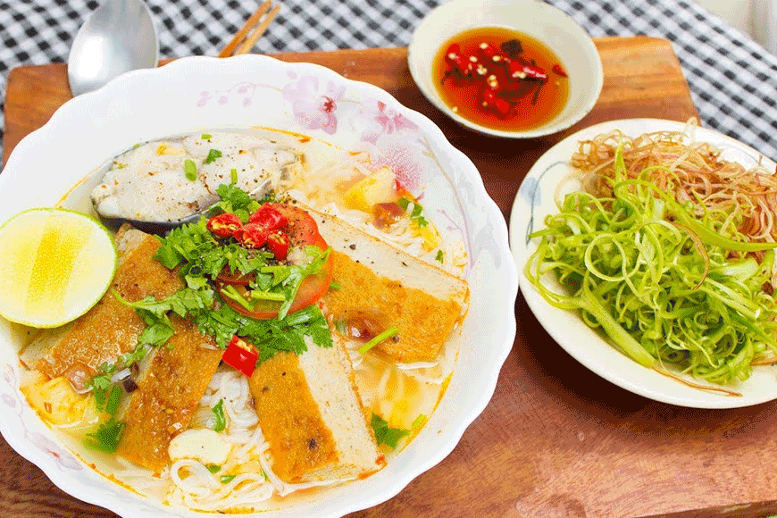 Thưởng thức món bún đặc sản Nha Trang. Ảnh: sưu tầm